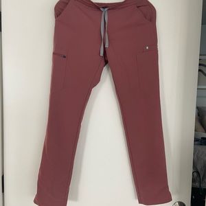 Figs scrub bottoms in mauve